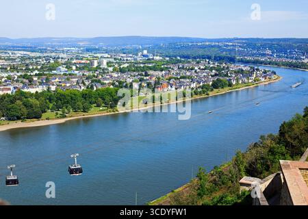 Panoramablick von der Spitze des Hügels der Festung Ehrenbreitstein mit Blick auf den Rhein mit Seilbahnen, die das steile Tal hinaufsteigen Stockfoto