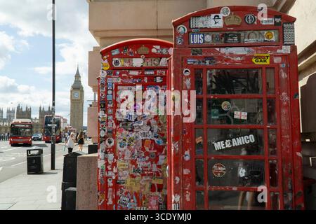 Großbritannien Wetter, 14. August 2025: Als die Temperaturen im Zentrum Londons wieder 27 Grad erreichten, bietet sich ein Blick über die Westminster Bridge an, die britischen Ikonen der roten Telefonboxen, des Elizabeth Tower of the Houses of Parliament (in dem Big Ben untergebracht ist) und vorbeifahrender Doppeldeckerbusse. Quelle: Anna Watson/Alamy Live News Stockfoto