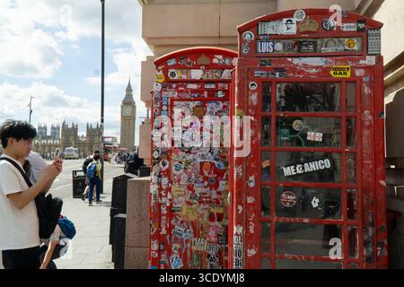 Großbritannien Wetter, 14. August 2025: Als die Temperaturen im Zentrum Londons wieder 27 Grad erreichten, bietet sich ein Blick über die Westminster Bridge an, die britischen Ikonen der roten Telefonboxen, des Elizabeth Tower of the Houses of Parliament (in dem Big Ben untergebracht ist) und vorbeifahrender Doppeldeckerbusse. Quelle: Anna Watson/Alamy Live News Stockfoto