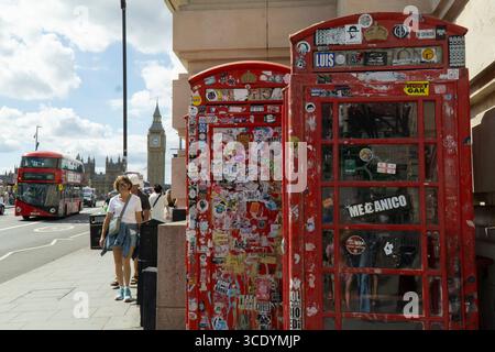 Großbritannien Wetter, 14. August 2025: Als die Temperaturen im Zentrum Londons wieder 27 Grad erreichten, bietet sich ein Blick über die Westminster Bridge an, die britischen Ikonen der roten Telefonboxen, des Elizabeth Tower of the Houses of Parliament (in dem Big Ben untergebracht ist) und vorbeifahrender Doppeldeckerbusse. Quelle: Anna Watson/Alamy Live News Stockfoto