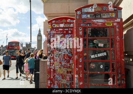 Großbritannien Wetter, 14. August 2025: Als die Temperaturen im Zentrum Londons wieder 27 Grad erreichten, bietet sich ein Blick über die Westminster Bridge an, die britischen Ikonen der roten Telefonboxen, des Elizabeth Tower of the Houses of Parliament (in dem Big Ben untergebracht ist) und vorbeifahrender Doppeldeckerbusse. Quelle: Anna Watson/Alamy Live News Stockfoto