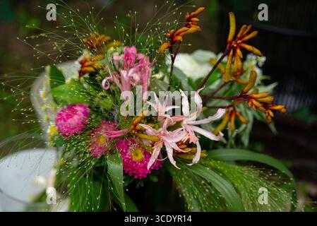 Ein üppiges Blumenarrangement mit einer Vielzahl von bunten Blüten und Grün. Diese lebendige Schönheit der Natur mit ihrer reichen und vielfältigen Textur Stockfoto