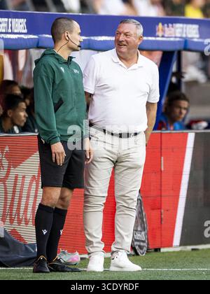 UTRECHT - Trainer Ron Jans spricht mit dem vierten Offiziellen während des dritten Qualifikationsspiels der UEFA Europa League zwischen dem FC Utrecht und Servette FC am 14. August 2025 im Galgenwaard-Stadion in Utrecht, Niederlande. ANP KOEN VAN WEEL Stockfoto