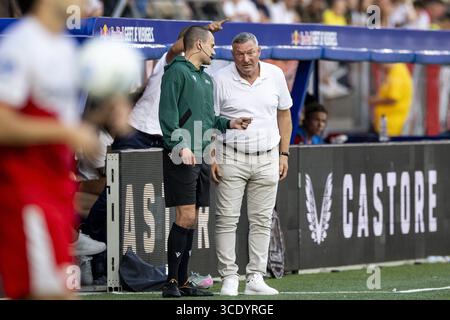 UTRECHT - Trainer Ron Jans spricht mit dem vierten Offiziellen während des dritten Qualifikationsspiels der UEFA Europa League zwischen dem FC Utrecht und Servette FC am 14. August 2025 im Galgenwaard-Stadion in Utrecht, Niederlande. ANP KOEN VAN WEEL Stockfoto