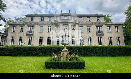Rückansicht des Hauses der Wannsee-Konferenz in Berlin, Deutschland, mit Terrasse mit Blick auf den Wannsee. Stockfoto