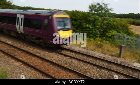 Ein Zug der Baureihe 170 der East Midlands Railways (EMR) fährt nördlich von Peterborough durch die Strecke. Der Service liegt rund um die Midlands und den Osten englands. Stockfoto