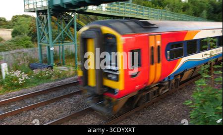 Ein EMR-Zug (East Midlands Railways) fährt nördlich von Peterborough Stockfoto