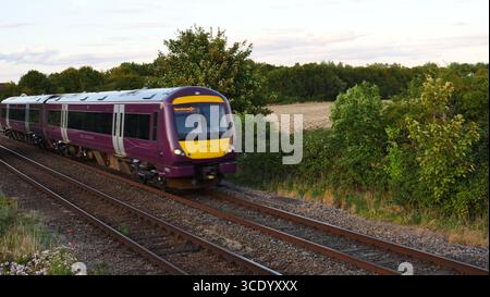 Ein Zug der Baureihe 170 der East Midlands Railways (EMR) fährt nördlich von Peterborough durch die Strecke. Der Service liegt rund um die Midlands und den Osten englands. Stockfoto