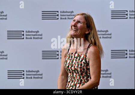 Edinburgh, Schottland, Großbritannien. August 2025. Edinburgh International Book Festival: Buchpreisträgerin mit ihrem Buch Orbital, Samantha Harvey beim offiziellen Fotobesuch. Quelle: Craig Brown/Alamy Live News Stockfoto