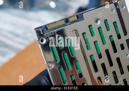 Nahaufnahme der seriellen ATA-Computer-Bus-Schnittstelle der Computer-Festplatte, die in einem NAS-Festplatteneinschub installiert ist, USA Stockfoto