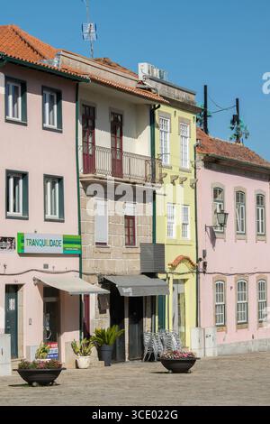 Chaves, Portugal: 13. August 2023: Perspektivischer Blick auf traditionelle Wohngebäude und leere Straße im historischen Zentrum von chaves, portugal Stockfoto
