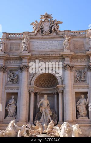 Der Trevi-Brunnen in Rom zeigt atemberaubende barocke Architektur und detaillierte Skulpturen. Stockfoto