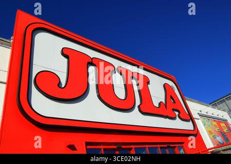 Jula-Schild. Schwedischer Supermarkt. Klarer blauer Himmel mit Kopierraum für eine Zeile zusätzlichen Texts. Stockfoto