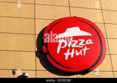 Ein Schild mit einer Pizza-Hütte an einer Wand vor einem sonnigen schwedischen Apriltag. Amerikanisches Fast-Food-Restaurant. Stockfoto