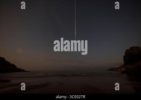 Perseids Meteor streift durch den milkyway Kern, gefangen in Caswell Bay, Gower Stockfoto