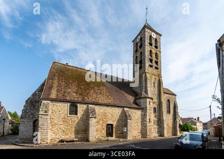 Außenansicht der Heiligen Gervais und der katholischen Kirche Protais von Perthes, Frankreich im französischen Departement seine-et-Marne, in der Region Ile-de-France Stockfoto
