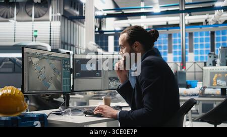 Professioneller Berater, der die Qualität der Solarenergie in einer Fabrik überprüft, Datenberichte und Einblicke für nahtlose Produktionslinien und nachhaltige Solarenergie überprüft. Photovoltaik-Industrie. Kamera A.. Stockfoto
