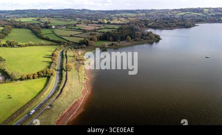 Drone aus der Vogelperspektive auf den Chew Valley Lake und die Straße entlang der Straße. Stockfoto
