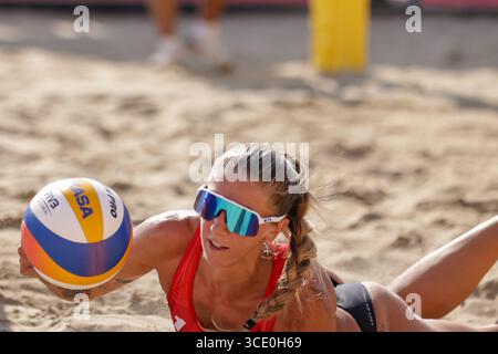 Marie-Alex Bélanger ( Kanada ) am ersten Wettkampftag mit ihrer Teamkollegin Léa Monkhouse ( Kanada ) beim World Volleybeach Pro Tour Montreal 2025 Tournement Stockfoto