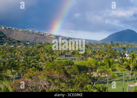 Regenbogen über Golfplatz im Kahala Hotel & Resort, Kahala, Honolulu, Oahu, Hawaii, USA Stockfoto