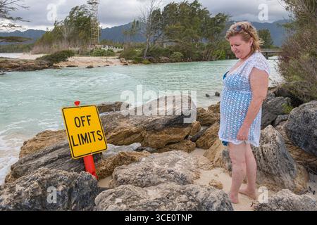 Off Limits Zeichen am Rande eines Baches an der Grenze der Bellows Air Force Station, Waimanalo, Honolulu, Oahu, Hawaii, USA Stockfoto