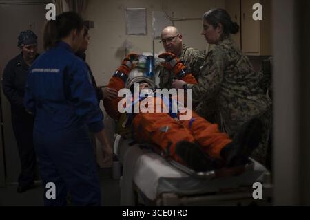 NASA-Astronauten und US-Navy-Seeleute nehmen an medizinischen Übungen der URT-12 Teil (8943178). Stockfoto
