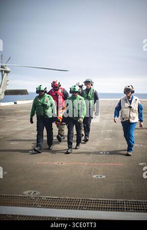 NASA-Astronauten und US-Navy-Seeleute nehmen an medizinischen Übungen der URT-12 Teil (8943180). Stockfoto