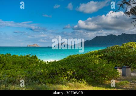 Rabbit Island und Makapuu zeigen auf der Waimanalo Bay vom Strand aus gesehen auf der Bellows Air Force Station, Waimanalo, Honolulu, Oahu, Hawaii, USA Stockfoto