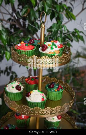Metall Cupcake Tower, Hochzeit Cupcake Halter, Cupcake Cookie Tier Stand, dreistöckige Stand Vintage Metall Servierplatte, elegante Dessert Cupcake Display Stockfoto