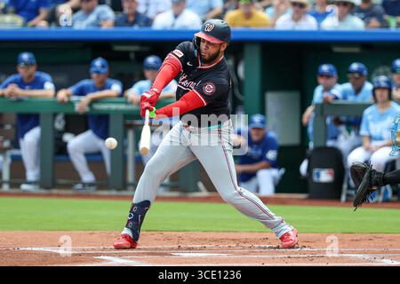 13. August 2025: Der zweite Baseman der Washington Nationals Luis Garcia Jr. (2) schlägt gegen die Kansas City Royals im Kauffman Stadium in Kansas City, MO. David Smith/CSM Stockfoto