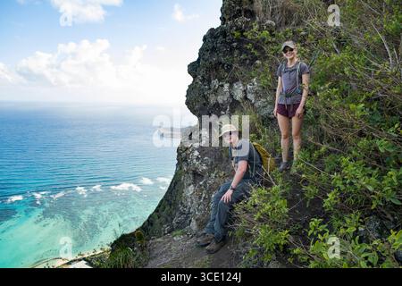 Junger Mann und Frau auf dem anspruchsvollen Gipfelpfad der Koolau-Berge oberhalb von Waimanalo, Honolulu, Oahu, Hawaii, USA Stockfoto