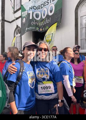 Die Teilnehmer treffen sich an der Startlinie des Trail Run Nordeste Real Priolo, einer Trailrunning-Veranstaltung auf den Azoren, Portugal. Stockfoto