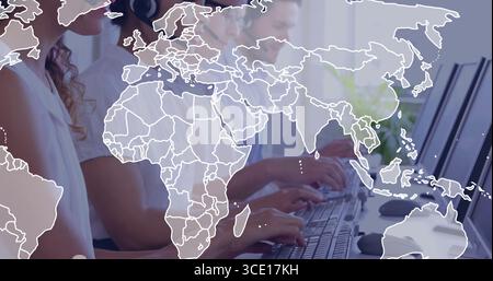 Vier Mitarbeiter mit Headsets im Business-Business-Business-Business-Büro-Telefonate mit Karten-Overlay Stockfoto