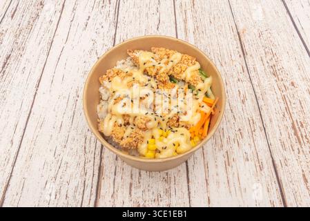 Kung Pao Chicken Rice: Rindfleischwürfel mit Erdnüssen, getrocknetem Chili und der charakteristischen, leicht würzigen Sauce Stockfoto