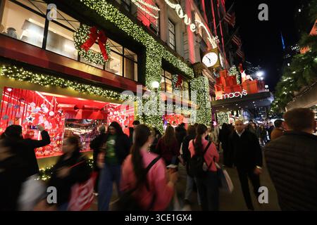 Macy's Kaufhaus am Herald Square mit Lichtern für Weihnachten dekoriert Stockfoto