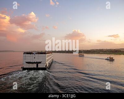 Boote auf dem Nil bei Sonnenuntergang Stockfoto
