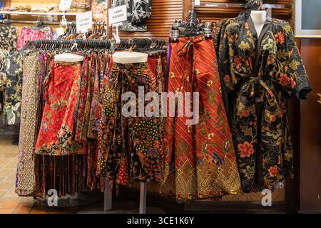Eine Kollektion traditioneller Batikbekleidung mit komplizierten Mustern, die im Einzelhandel ausgestellt werden. Stockfoto