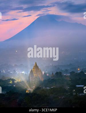 Prambanan-Tempel in der Dämmerung mit dem Berg Merapi im Hintergrund, Yogyakarta, Indonesien Stockfoto