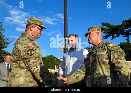 Der US-Militärsekretär Dan Driscoll, Zentrum, und der stellvertretende Stabschef der Army General James J. Mingus, rechts, sprach am 12. August 2025 mit einem US-Soldaten der 273. Militärpolizeikompanie, District of Columbia National Guard, während Patrouillenoperationen in der National Mall. Präsident Donald J. Trump genehmigte am 11. August 2025 die Aktivierung der D.C. National Guard unter Titel 32 zur Unterstützung der nationalen und lokalen Strafverfolgung in der Hauptstadt. Bild mit freundlicher Genehmigung der US Army. Stockfoto
