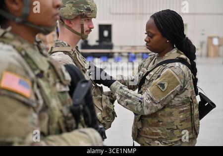 Der Soldat der District of Columbia National Guard überprüft während der Vorbereitungen für den Einsatz in Washington, DC, 14. August 2025 die Ausrüstung eines anderen Soldaten. Bild mit freundlicher Genehmigung der US Army. Stockfoto