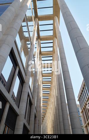Modernes architektonisches Design mit beeindruckenden hohen Säulen und atemberaubenden Skylights Stockfoto