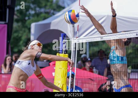 Tina Tina Graudina & Anastasija Samoilova ( Lettland ) nahmen an der Volleyball World Beach Pro Tour Montreal ( Kanada ) 2025 Teil Stockfoto
