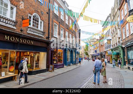 Cambridge, England, Geschäfte und Einzelhandelsgeschäfte entlang der Trinity Street im Stadtzentrum, Straßenbummel und Shopper in der Nähe von Monsoon Store, England, Großbritannien Stockfoto
