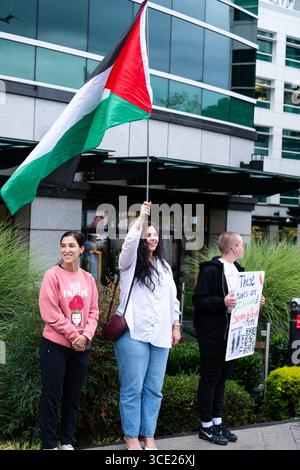 Seattle, USA. August 2025. Kurz nach 18:30 Uhr versammeln sich die ProPalestine-Demonstranten auf der 4. Ave und Broad St für die All Eyes on Gaza-Rally. Die Fraktion ruft dazu auf, dass Israel internationale Journalisten hinzuziehen kann. Jüngste Berichte über Nahrungsmittelknappheit und Hunger haben internationale Schlagzeilen gemacht. Quelle: James Anderson/Alamy Live News Stockfoto