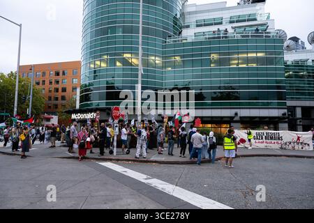 Seattle, USA. August 2025. Kurz nach 18:30 Uhr versammeln sich die ProPalestine-Demonstranten auf der 4. Ave und Broad St für die All Eyes on Gaza-Rally. Die Fraktion ruft dazu auf, dass Israel internationale Journalisten hinzuziehen kann. Jüngste Berichte über Nahrungsmittelknappheit und Hunger haben internationale Schlagzeilen gemacht. Quelle: James Anderson/Alamy Live News Stockfoto