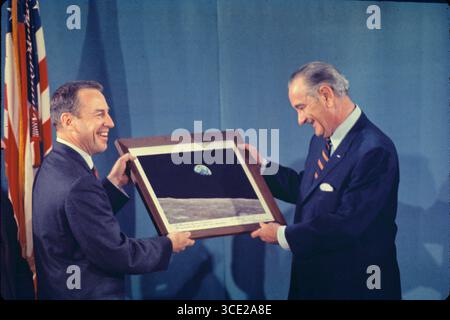 Apollo 8 Kommandomodul Pilot Jim Lovell, links, präsentiert US-Präsident Lyndon B Johnson am 8. Januar 1969 eine gerahmte und signierte Kopie des Fotos „Earthrise“, das aufgenommen wurde, als er und seine Crewkollegen Frank Borman und der Pilot des Mondmoduls William anders am Heiligabend 1968 im Weißen Haus in Washington, DC, USA, den Mond umkreisten. Foto: Arnie Sachs/CNP/ABACAPRESS.COM Credit: Abaca Press/Alamy Live News Stockfoto