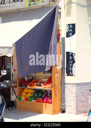 Taormina Street Obstladen mit frischem Gemüse und Sommerprodukten in Sizilien Italien Stockfoto