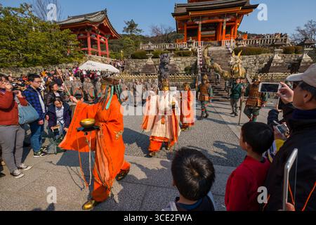 Prozession der männlichen und weiblichen Darsteller in Roben während der seiryu gekleidet - e Festival unter den ORKB-mon West Gate, Kiyomizu-dera Tempel, Kiyomizu, Hi Stockfoto
