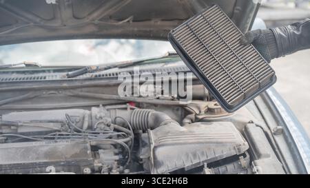 Mechaniker, der den Luftfilter auswechselt. Stockfoto