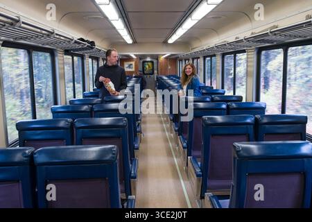 Mann und Frau stehen in einem leeren PKW der Alaska Railroad Hurricane Turn Passagierzug, einer der letzten Fahnenzüge und Eisenbahnservi Stockfoto